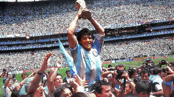 Muere Maradona, el máximo ídolo popular argentino, a los 60 años - El Trueno