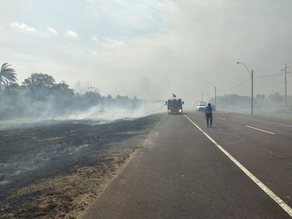 Incendio incontrolable en isla Yacyreta  - Nacionales - ABC Color