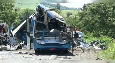 Más de 40 muertos en Brasil tras choque entre bus y camión - Noticiero Paraguay