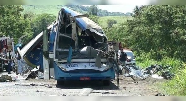 Más de 40 muertos en Brasil tras choque entre bus y camión - Noticiero Paraguay