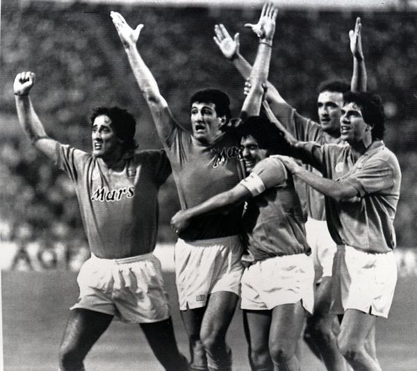 “Ciao Diego”, el Nápoles se despide de su exjugador Maradona - Fútbol - ABC Color