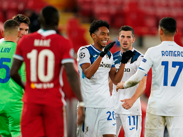 Atalanta sorprende a un alternativo Liverpool en Anfield