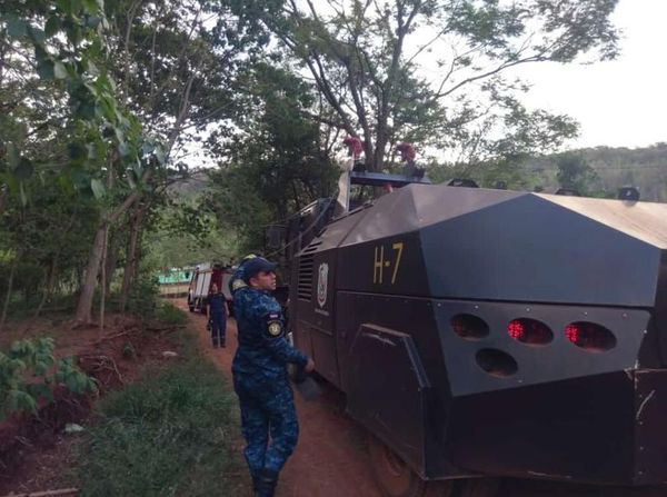 Militares y policías se suman para combatir el fuego en Guairá - Nacionales - ABC Color