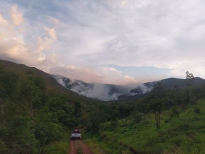 Incendio afecta ya a cuatro cerros emblemáticos del Ybytyruzú 