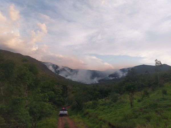 Incendio afecta ya a cuatro cerros emblemáticos del Ybytyruzú