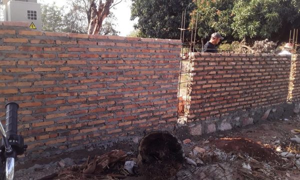 Vecino amuralló una calle en San Lorenzo y en la Muni se hacen los ñembotavy