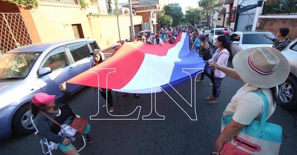 La Nación / Mujeres encabezan marcha y piden fin de la violencia