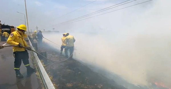 La Nación / Controlan incendios en el brazo Aña Cuá de EBY