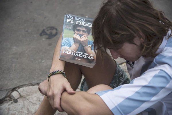 Crónica / La pelota ya no se mancha más: murió Maradona