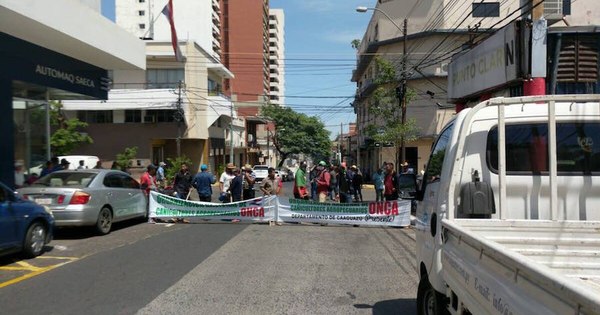 La Nación / Campesinos provocan caos vial