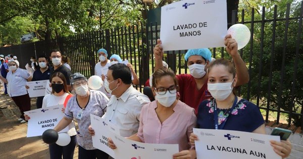 La Nación / Protesta simbólica de médicos insta a cumplir medidas sanitarias