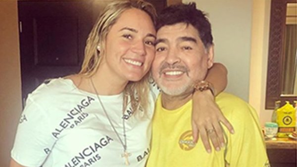 Arrancó el circo alrededor del cajón de Maradona. Primera mujer del “10” no deja entrar a la última patrona (Video)