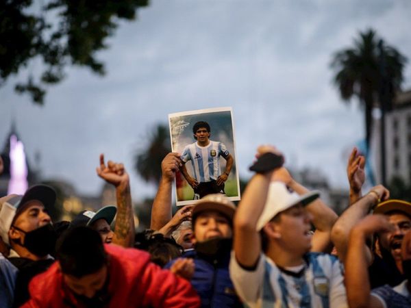 Argentina despide a Maradona en un velorio con los máximos honores