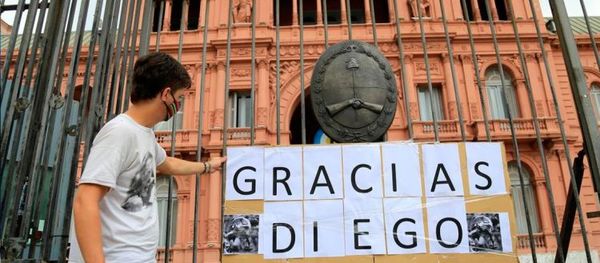 El último adiós a Diego Maradona: tras la despedida íntima de la familia, comenzó el velatorio abierto al público en la Casa Rosada