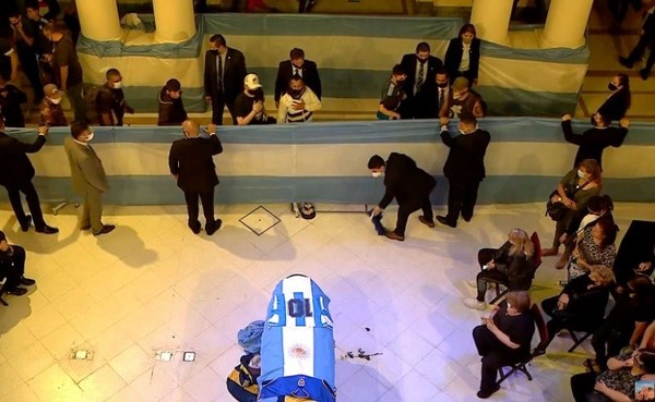 Miles de personas despiden a Diego Maradona en la Casa Rosada - ADN Paraguayo