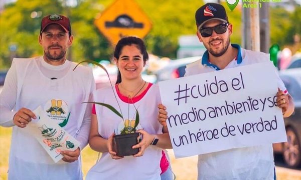 Jóvenes entregan plantines a automóvilistas