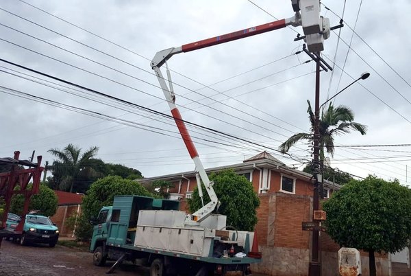 Poco más de una hora de iniciada la tormenta, ya son 56 alimentadores de ANDE los que están fuera de servicio - ADN Paraguayo