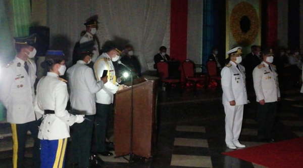 A oscuras, Abdo participa de egreso en la Academia Militar - Noticiero Paraguay