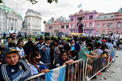 Maradona recibe el último adiós de miles de personas en la Casa Rosada | .::Agencia IP::.