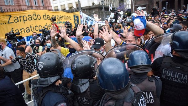 Entre tristeza y ansiedad, argentinos desesperados por dar último adiós a Maradona