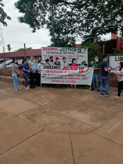Con manifestación, alegan inocencia de ginecólogo imputado por delitos sexuales