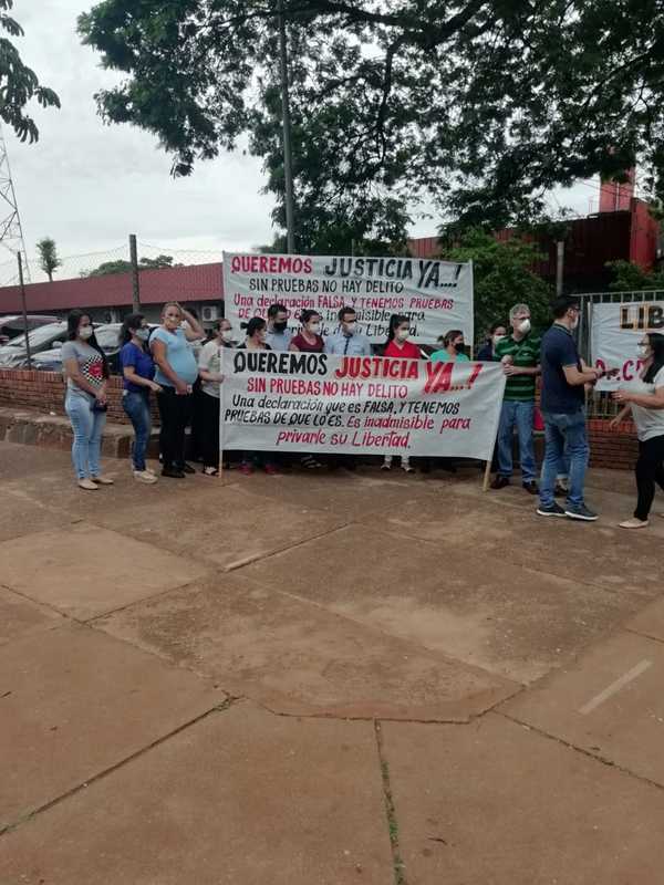 Con manifestación, alegan inocencia de ginecólogo imputado por delitos sexuales