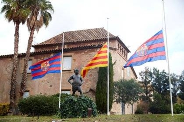 HOY / Las banderas del Camp Nou, a media asta por la muerte de Maradona