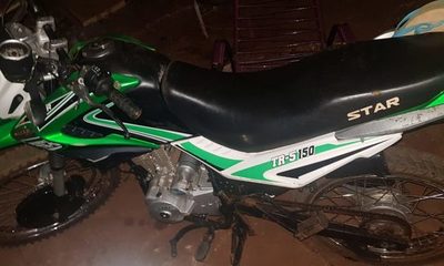 Motociclista se fractura la pierna en accidente