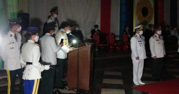 La Nación / A oscuras, presidente participó del egreso de la Academia Militar