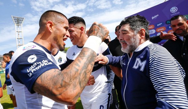 La emotiva despedida de Víctor Ayala a Maradona