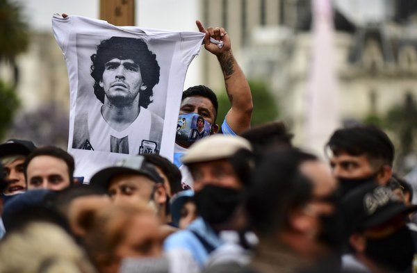 La pasión futbolera desbordó en la despedida a Maradona