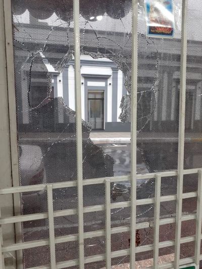 Turba de piqueteros causa destrozos en el microcentro - Nacionales - ABC Color