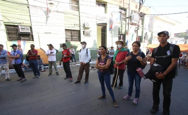 HOY / Piqueteros agredieron a palos a motociclista y le arrancaron la chapa