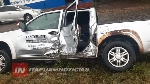 CAMIONETA DEL INDERT FUE A PARAR AL DESAGÜE.