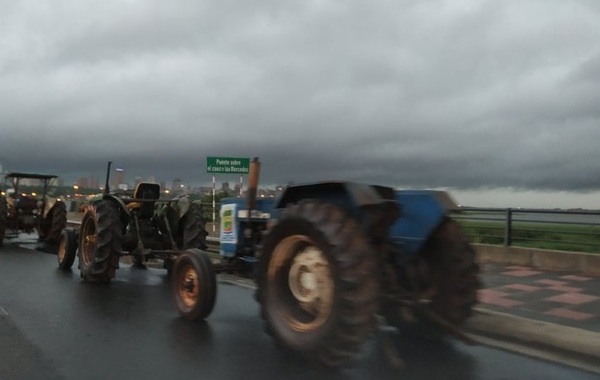 Tractorazo se instala en la Costanera de Asunción