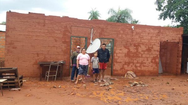 Crónica / Tormenta dejó sin techo a familia: “Solo le abracé fuerte a mis hijos”