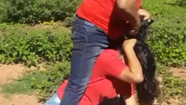Doña a quien rival le cortó el cabello con cuchillo quedó chururú gracias a salón de belleza