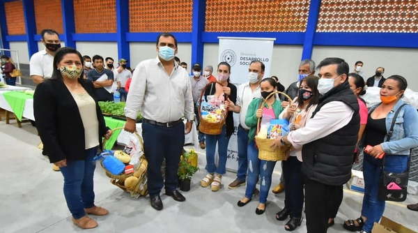 Caazapá: Familias reciben insumos para huertas y recursos financieros - Noticiero Paraguay