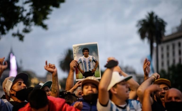 HOY / Reportan incidentes tras el cierre de las filas para el velatorio de Maradona