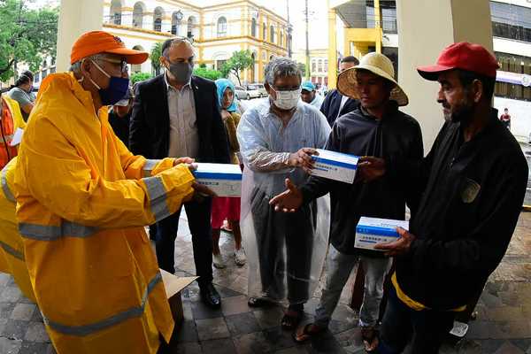 Salud Pública y Secretaría de Emergencia entregan tapabocas a piqueteros campesinos - ADN Paraguayo