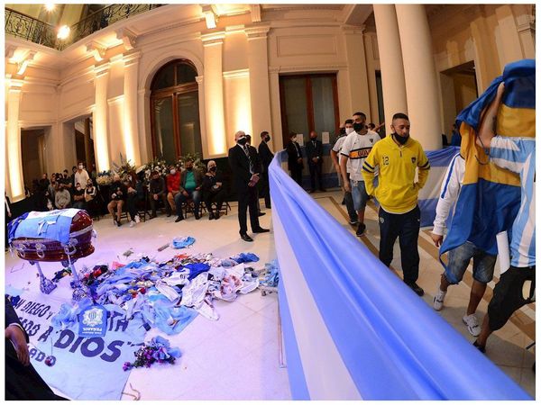 Extienden el velatorio de Maradona en medio de incidentes en los alrededores