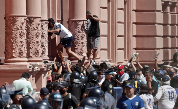 HOY / Se desborda velatorio de Maradona y Policía reprime con disparos