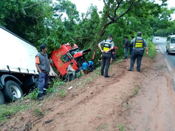 Tractocamión perdió el control a causa de la pista mojada en Yaguarón - Nacionales - ABC Color
