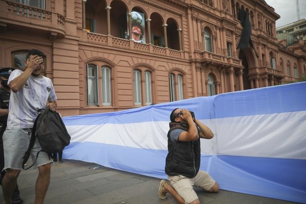 Argentina despide a Diego Maradona entre desconsuelo y caos