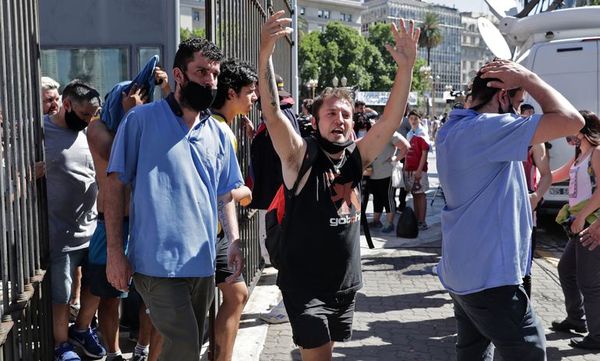 Incidentes tras el cierre de las filas para el velatorio de Maradona - Fútbol - ABC Color