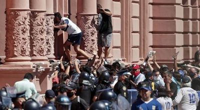 Se desborda velatorio de Maradona y Policía reprime con disparos