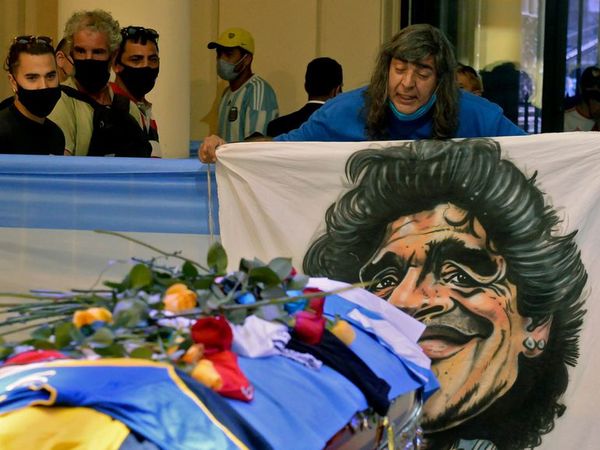 Diego Maradona: retiraron el féretro y suspendieron en velatorio  - Fútbol - ABC Color