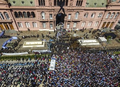 Incidentes en Casa Rosada obligan a retirar féretro de Maradona