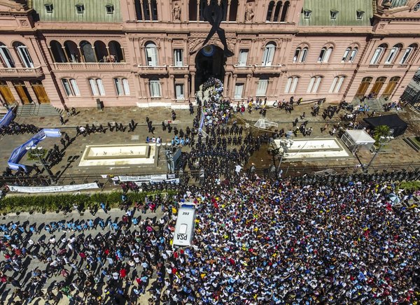 Incidentes en Casa Rosada obligan a retirar féretro de Maradona