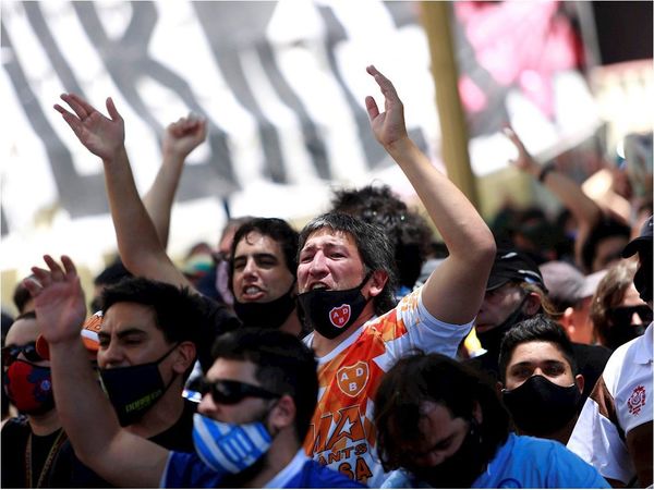 Incidentes tras el cierre de las filas para el velatorio de Maradona